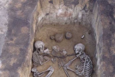 Những bộ hài cốt nắm tay nhau